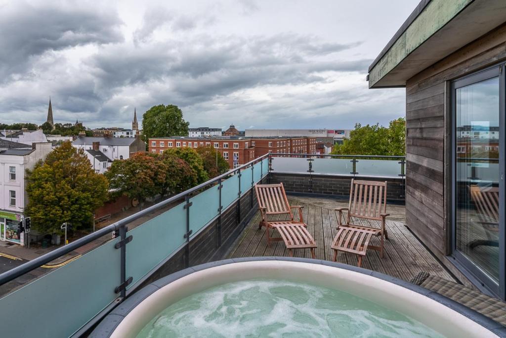 Central Penthouse With Hot Tub & Views 23 Cheltenham Esterno foto