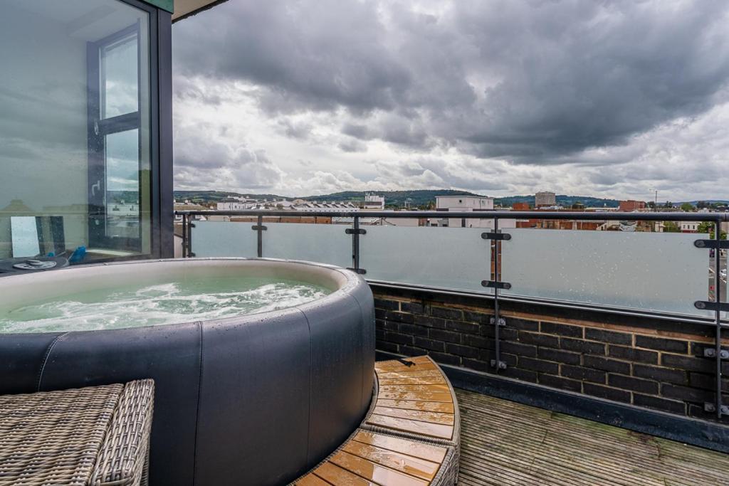 Central Penthouse With Hot Tub & Views 23 Cheltenham Esterno foto