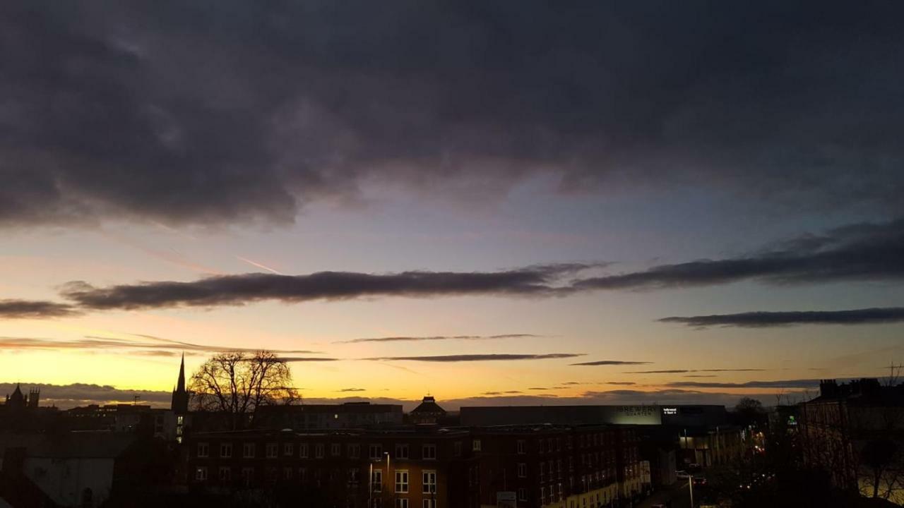 Central Penthouse With Hot Tub & Views 23 Cheltenham Esterno foto
